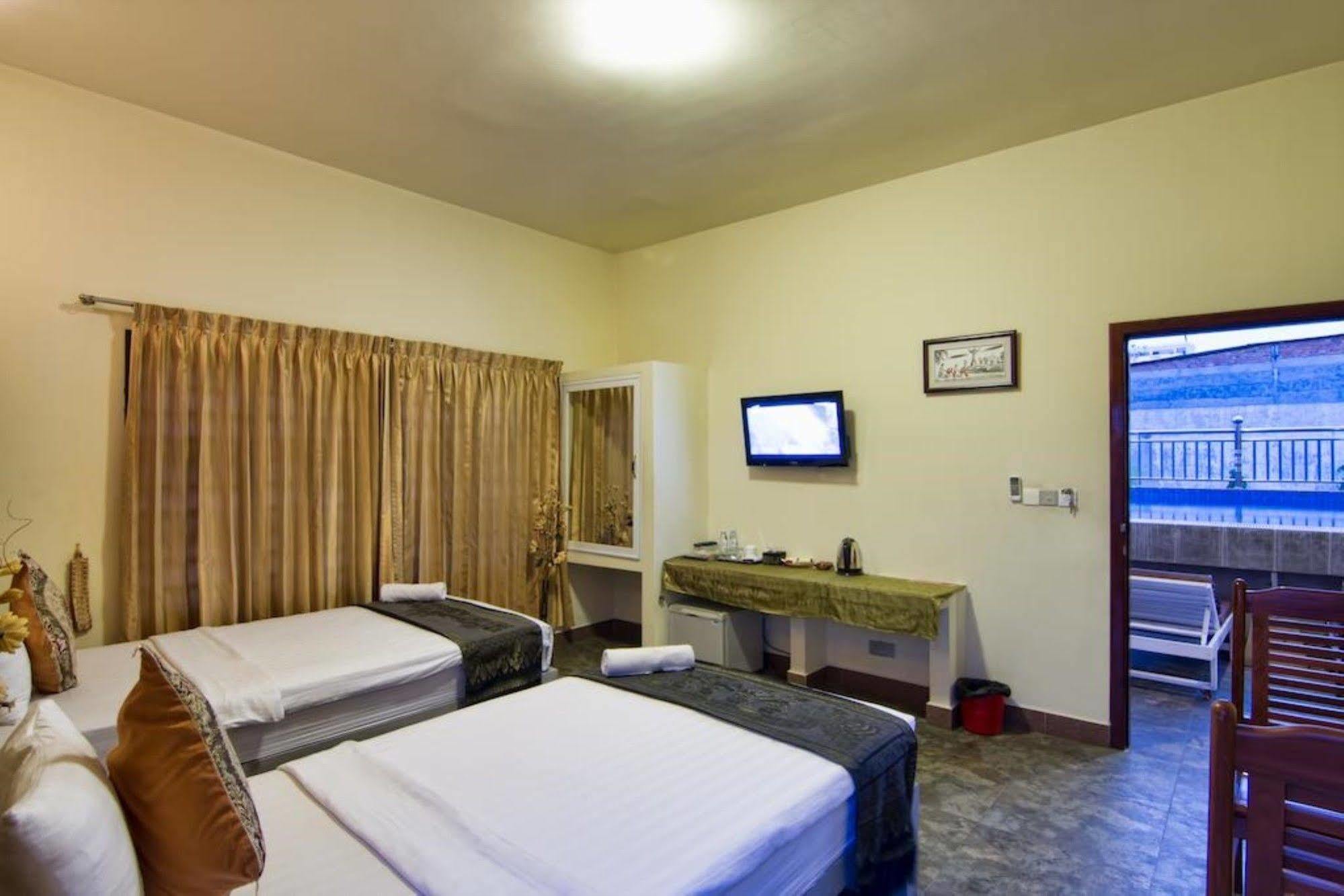 G Eleven Hotel Phnom Penh Exterior foto
