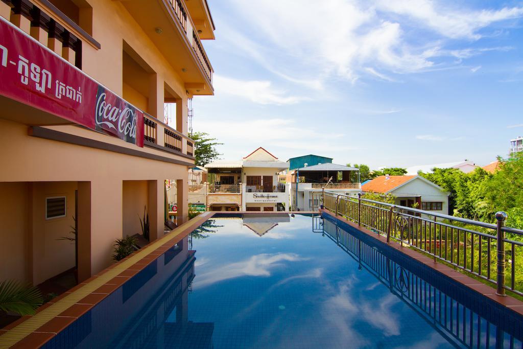 G Eleven Hotel Phnom Penh Exterior foto